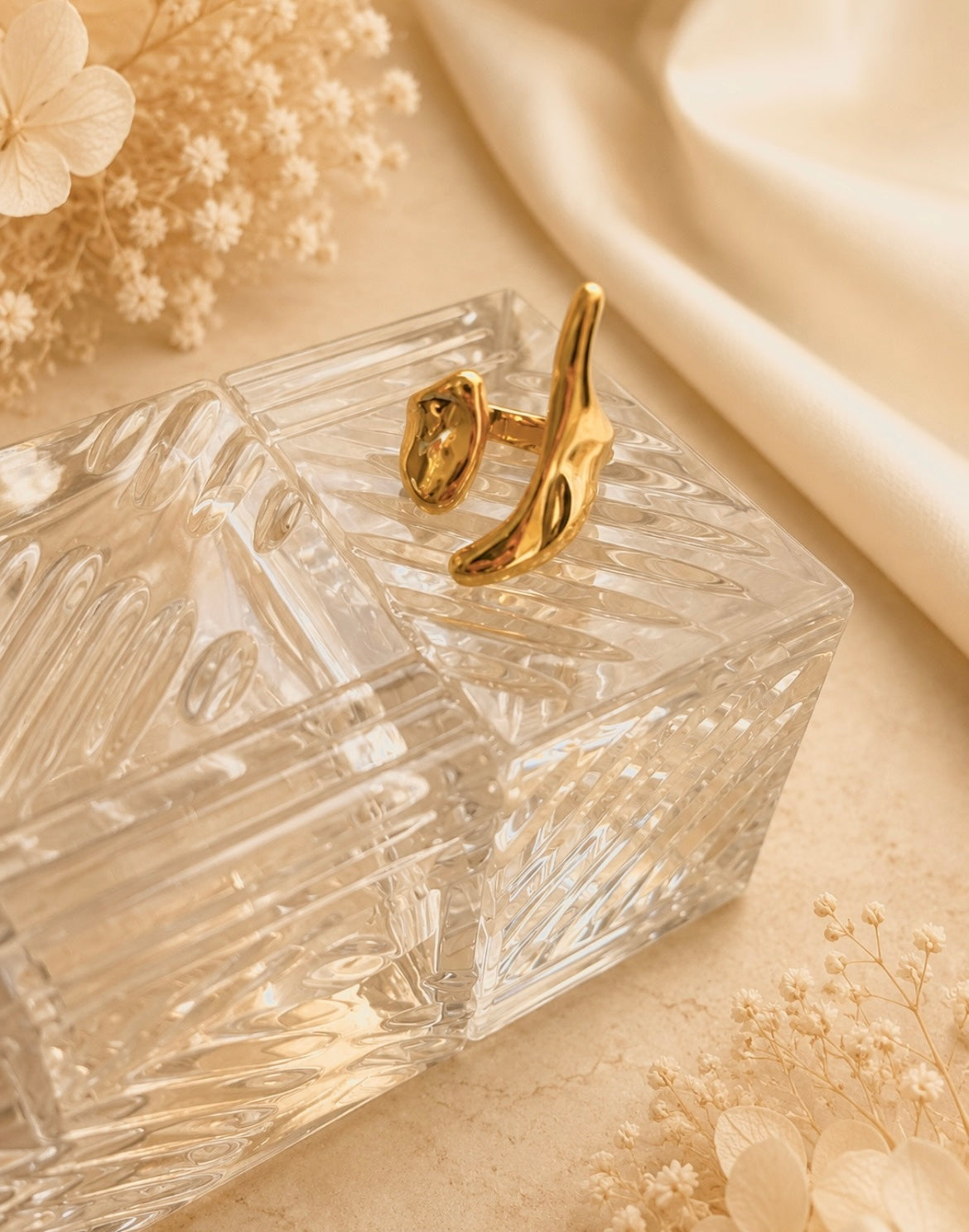 Fluid Grace Ring – Gold